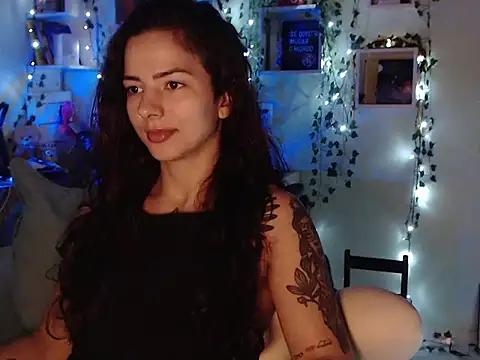 Snapshot of BeellyDance chatting on 10.28.25 BeellyDance online show from 10.28.25