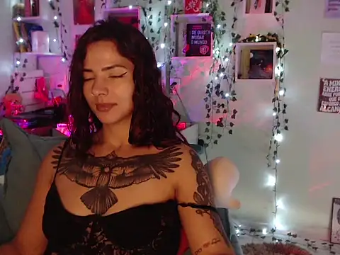 Snapshot of BeellyDance chatting on 10.30.25 BeellyDance online show from 10.30.25