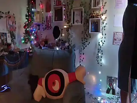 Snapshot of BeellyDance chatting on 12.13.25 BeellyDance online show from 12.13.25