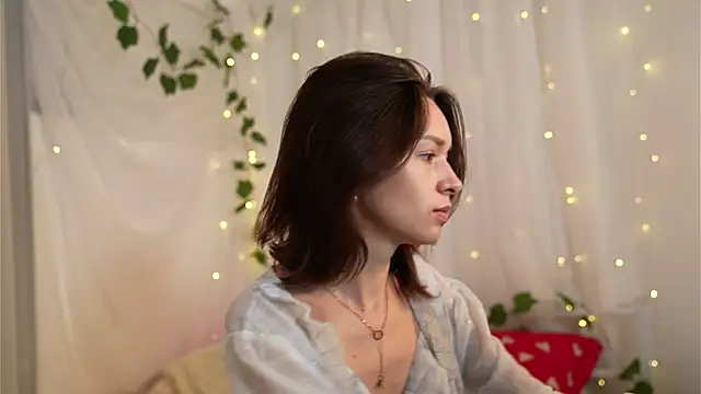 Snapshot of VivianLy_ chatting on 01.15.25 VivianLy  online show from 01.15.25