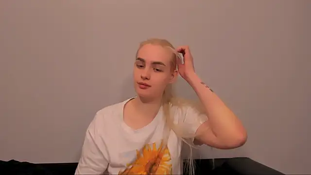 Snapshot of OliviaKisss chatting on 03.23.26 OliviaKisss online show from 03.23.26