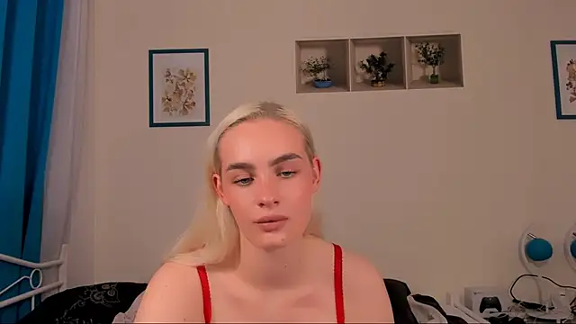 Snapshot of OliviaKisss chatting on 04.13.26 OliviaKisss online show from 04.13.26