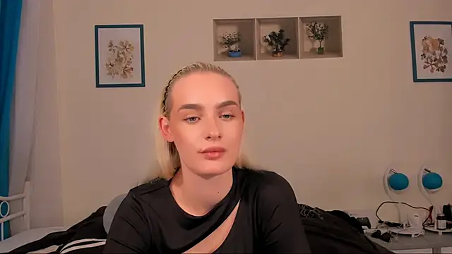 Snapshot of OliviaKisss chatting on 04.15.26 OliviaKisss online show from 04.15.26