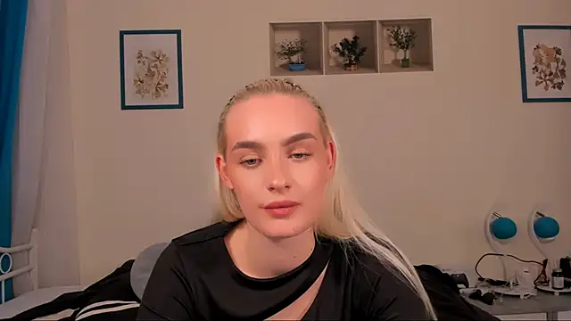 Snapshot of OliviaKisss chatting on 04.15.26 OliviaKisss online show from 04.15.26