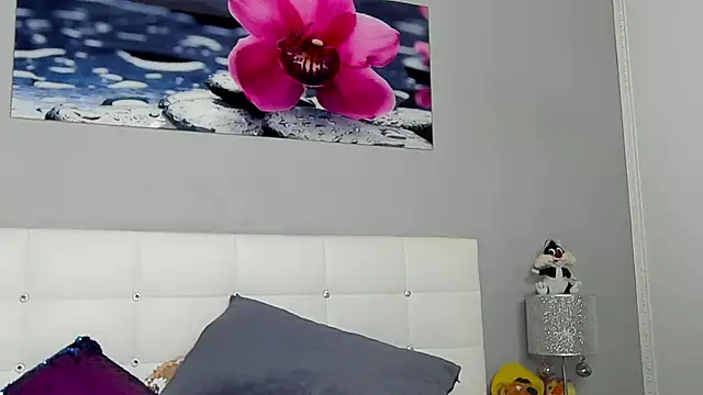 JuliaHunts online show from 12.14.25