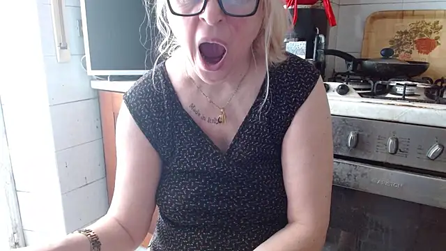 Snapshot of martachatte chatting on 04.26.26 martachatte online show from 04.26.26