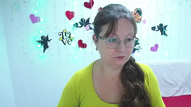 Snapshot of VanessaHotts chatting on 02.04.25 VanessaHotts online show from 02.04.25