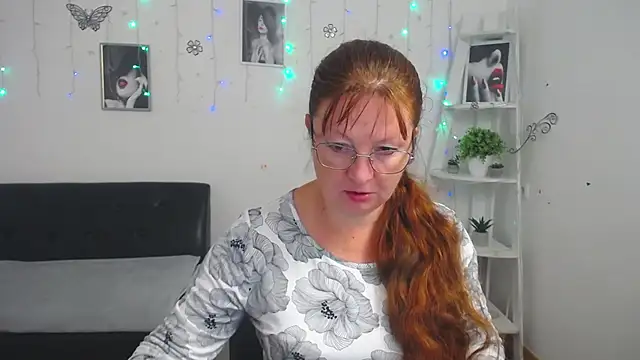 Snapshot of VanessaHotts chatting on 09.13.25 VanessaHotts online show from 09.13.25