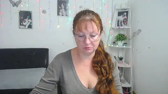Snapshot of VanessaHotts chatting on 09.22.25 VanessaHotts online show from 09.22.25