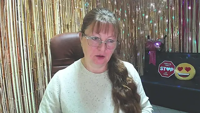 Snapshot of VanessaHotts chatting on 10.06.25 VanessaHotts online show from 10.06.25