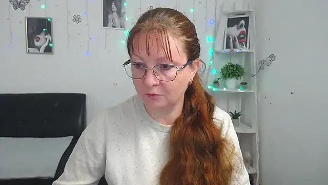 Snapshot of VanessaHotts chatting on 10.11.25 VanessaHotts online show from 10.11.25