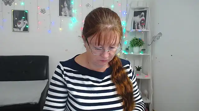 Snapshot of VanessaHotts chatting on 10.13.25 VanessaHotts online show from 10.13.25