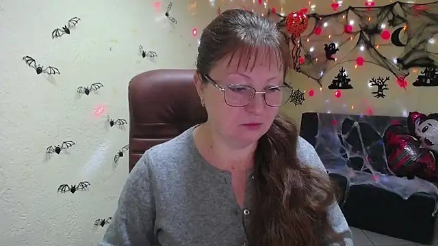 Snapshot of VanessaHotts chatting on 10.23.25 VanessaHotts online show from 10.23.25