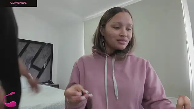 AnnieAndStefan online show from 11.06.25