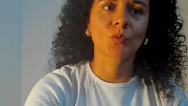 Snapshot of Sami_Hotie1 chatting on 10.31.25 Sami Hotie1 online show from 10.31.25