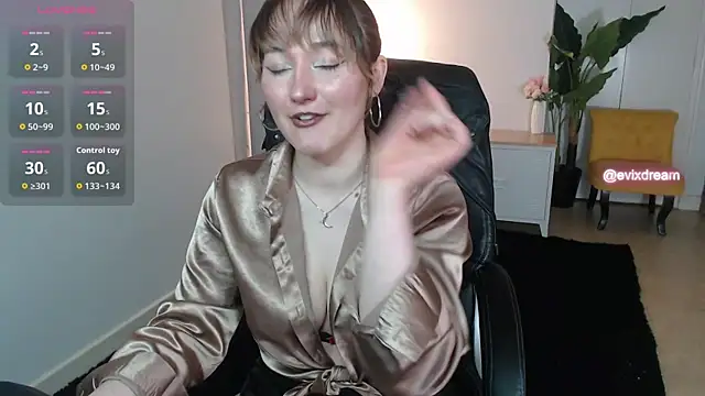 Snapshot of Crystal-dreamt chatting on 05.13.26 Crystal-dreamt online show from 05.13.26