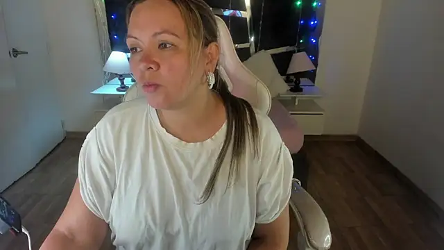 Snapshot of victoria_rosse520 chatting on 02.25.25 victoria rosse520 online show from 02.25.25