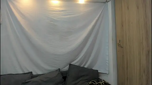 Mhelanny2 online show from 12.14.25