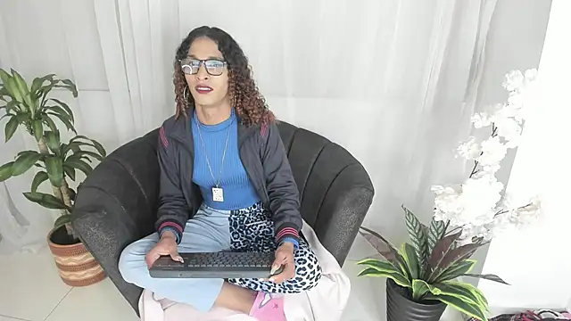 Snapshot of StefanyMiler chatting on 12.29.24 StefanyMiler online show from 12.29.24