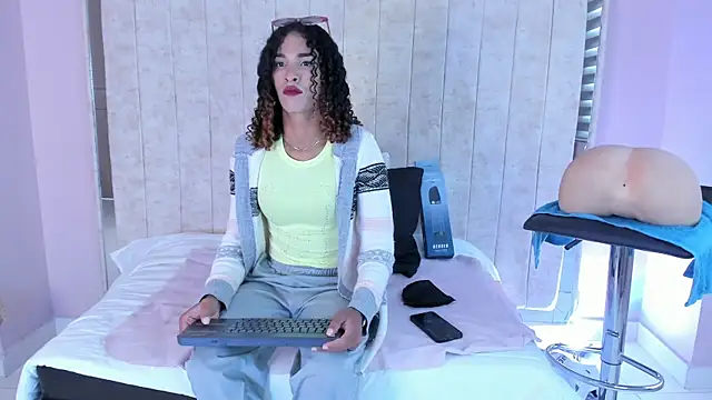 Snapshot of StefanyMiler chatting on 09.23.25 StefanyMiler online show from 09.23.25