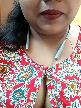 Snapshot of Sophiaboudi chatting on 03.17.25 Sophiaboudi online show from 03.17.25