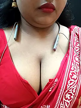 Snapshot of Sophiaboudi chatting on 10.17.25 Sophiaboudi online show from 10.17.25