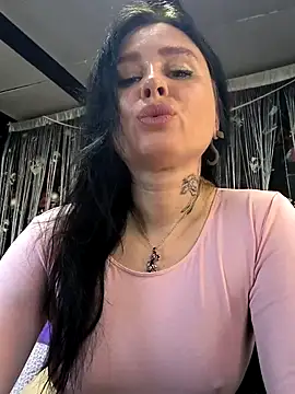 Snapshot of KikiXRed chatting on 04.28.26 KikiXRed online show from 04.28.26