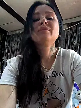 Snapshot of KikiXRed chatting on 05.02.26 KikiXRed online show from 05.02.26