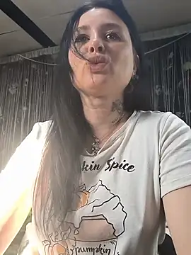 Snapshot of KikiXRed chatting on 05.25.26 KikiXRed online show from 05.25.26
