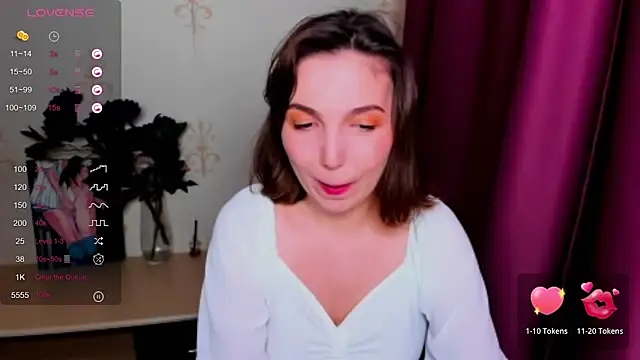 Snapshot of KindHazelHere_ chatting on 09.10.25 KindHazelHere online show from 09.10.25