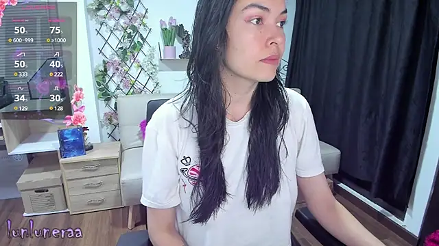 Snapshot of Lunlunera chatting on 02.08.25 Lunlunera online show from 02.08.25