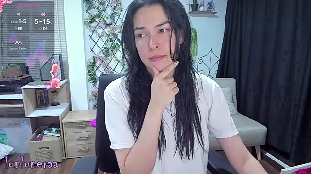 Snapshot of Lunlunera chatting on 02.21.25 Lunlunera online show from 02.21.25