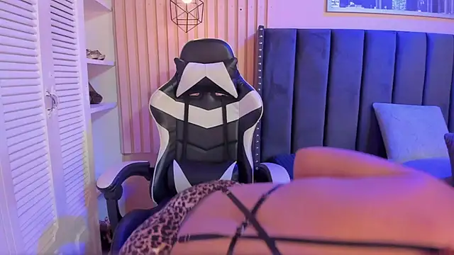 Snapshot of ashlye_miller_ chatting on 11.28.25 ashlye miller online show from 11.28.25