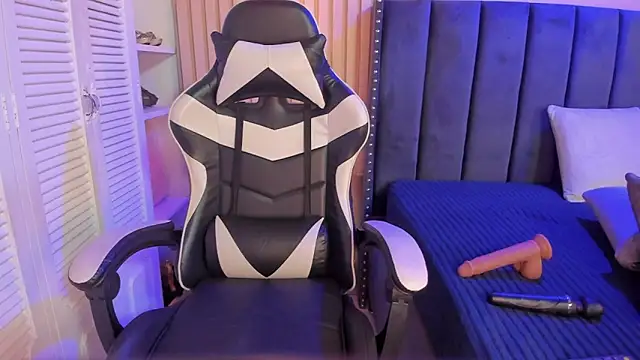 Snapshot of ashlye_miller_ chatting on 12.23.25 ashlye miller online show from 12.23.25