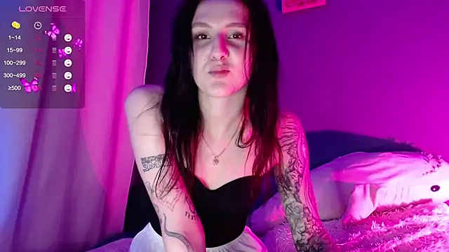 NiaEllis online show from 10.10.25
