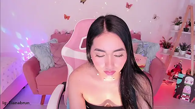 Zara uwu  online show from 10.21.25