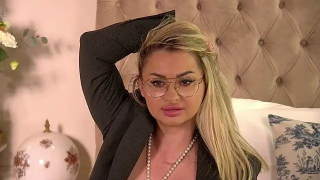 Snapshot of Denisse_Perry chatting on 09.10.25 Denisse Perry online show from 09.10.25