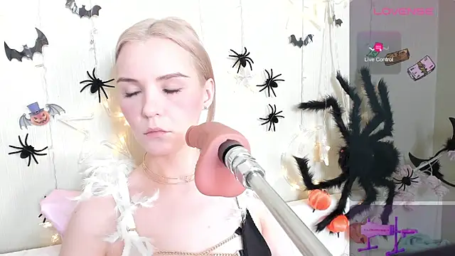 Kaya Devis online show from 10.28.25