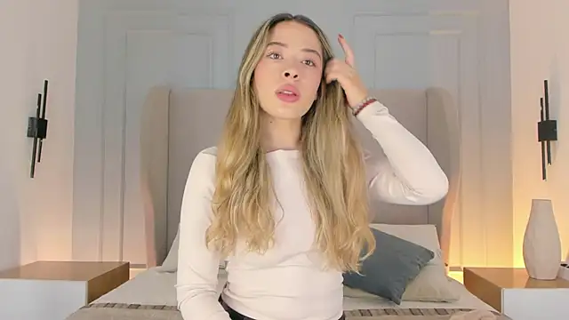 Snapshot of chloe_d chatting on 04.19.26 chloe d online show from 04.19.26