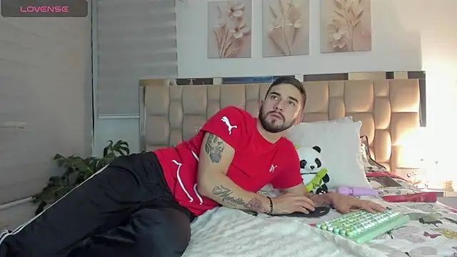 Snapshot of Vanessa_and_liam chatting on 03.12.25 Vanessa and liam online show from 03.12.25