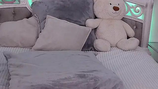 Snapshot of CrissyTaylor chatting on 10.16.25 CrissyTaylor online show from 10.16.25