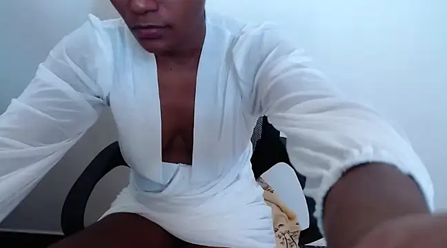 Snapshot of savage_laura chatting on 03.01.25 savage laura online show from 03.01.25