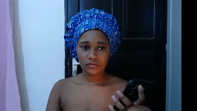 Snapshot of savage_laura chatting on 03.21.25 savage laura online show from 03.21.25