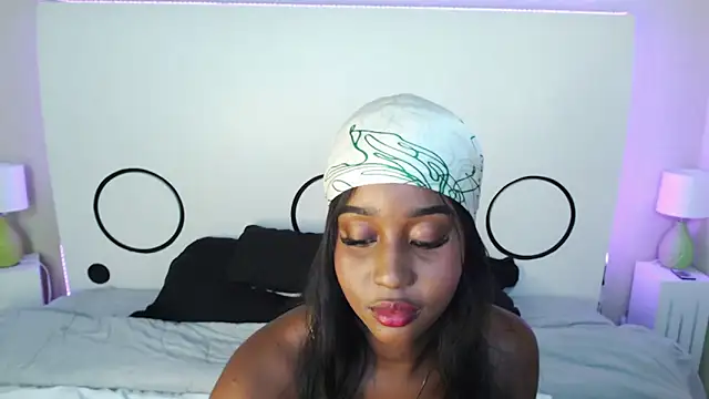 Snapshot of MichaelaCox chatting on 09.10.25 MichaelaCox online show from 09.10.25