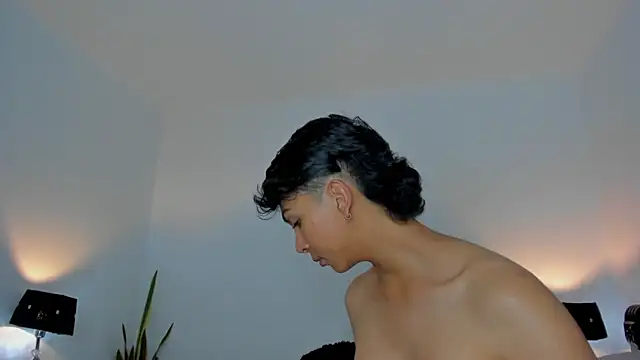Snapshot of xhenisa_ chatting on 02.27.26 xhenisa online show from 02.27.26