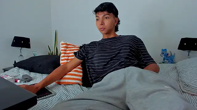 Snapshot of xhenisa_ chatting on 03.06.26 xhenisa online show from 03.06.26