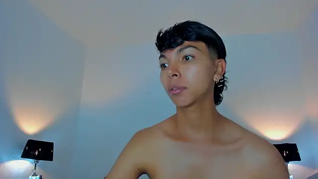 Snapshot of xhenisa_ chatting on 03.24.26 xhenisa online show from 03.24.26