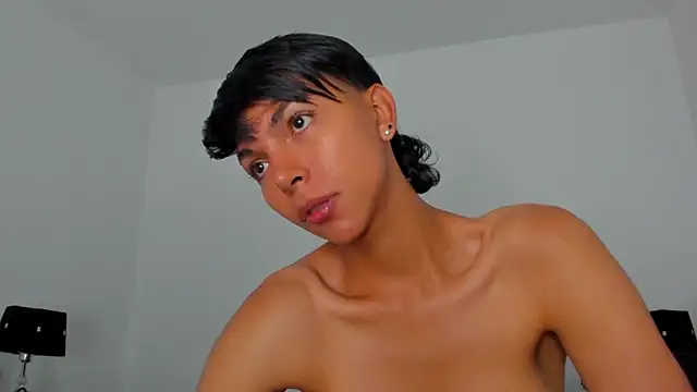 Snapshot of xhenisa_ chatting on 05.12.26 xhenisa online show from 05.12.26