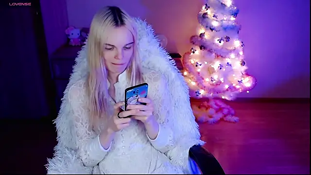 Snapshot of Emily_Nyaffee chatting on 12.23.24 Emily Nyaffee online show from 12.23.24