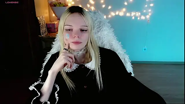 Snapshot of Emily_Nyaffee chatting on 02.25.25 Emily Nyaffee online show from 02.25.25